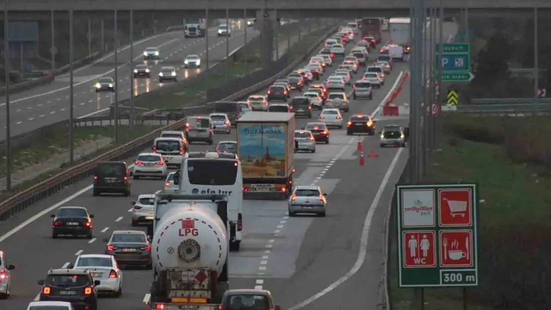 Dönüşler başladı! Otoyolda saatlerce beklediler