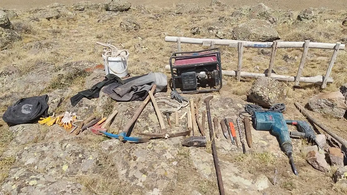 Van'da Define Arayanlara Jandarma Operasyonu: Altın Çıkaranlar Gözaltına Alındı