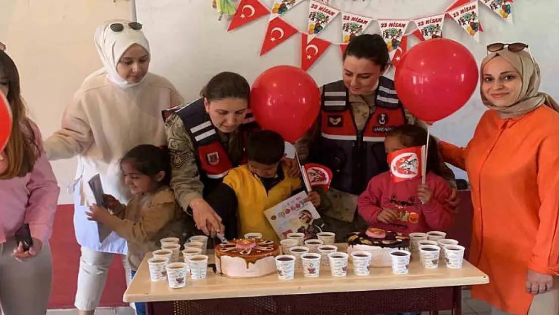 Ağrı'da jandarmadan miniklere 23 Nisan sürprizi
