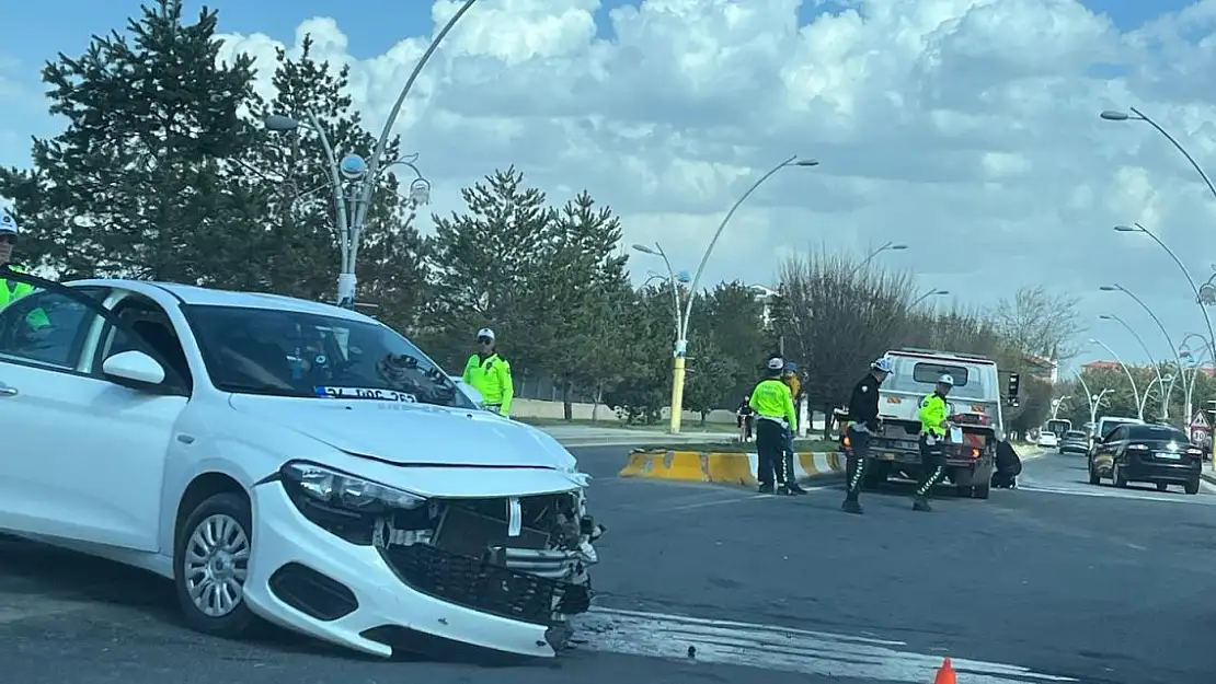 Ağrı'da trafiği durduran kaza!