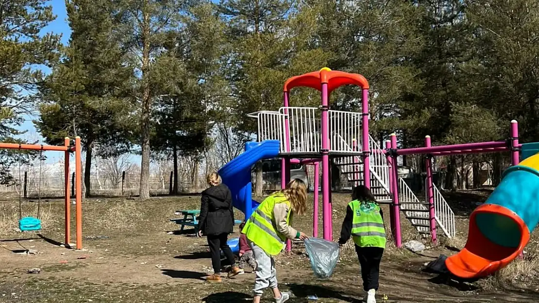 Ağrı'da çevre gönüllüleri 30 metrekare alandan 1 ton çöp topladı