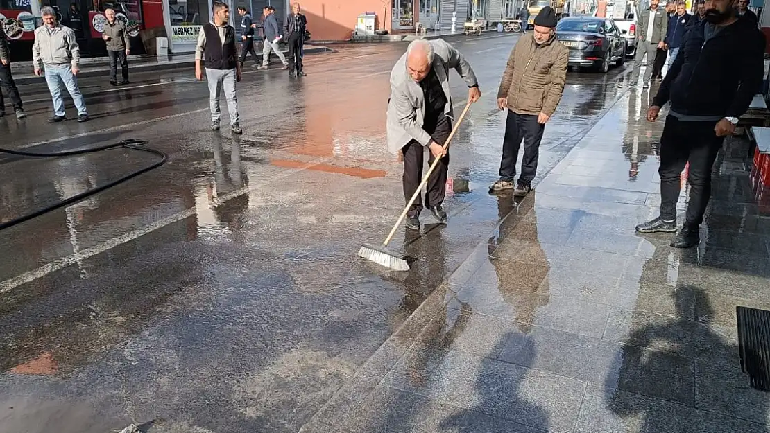 Ağrı'da borcu duyan başkanlar hortumu alıp sokağa koştu