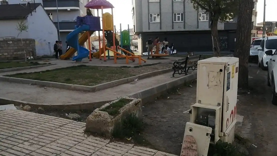 Ağrı'da çocuk parkının önündeki trafo tehlike saçıyor