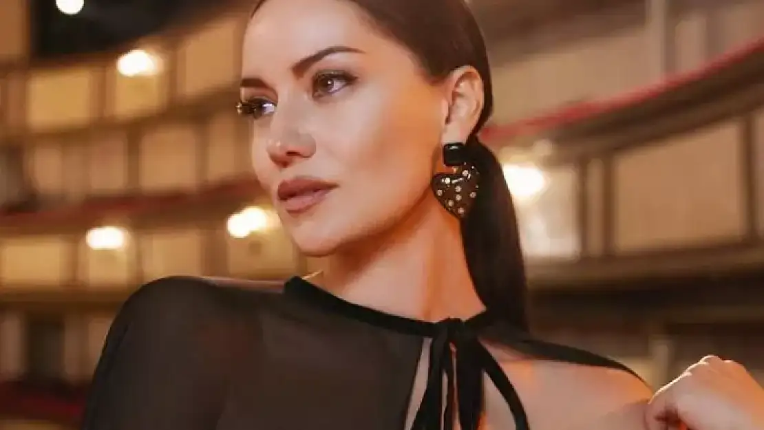 Fahriye Evcen Yazı Müjdeledi! Sosyal Medya Bu Pozları Konuşuyor!