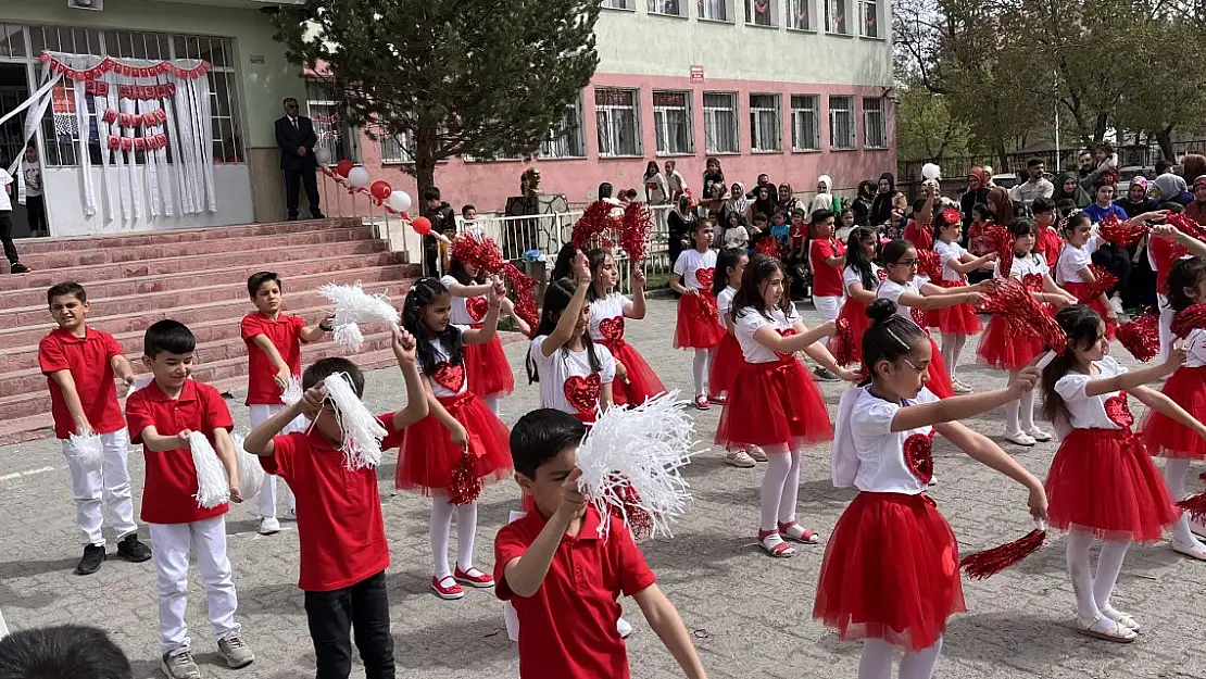 Ağrı Şeref Saraçoğlu'nda öğrenciler hem eğlendi hem eğlendirdi