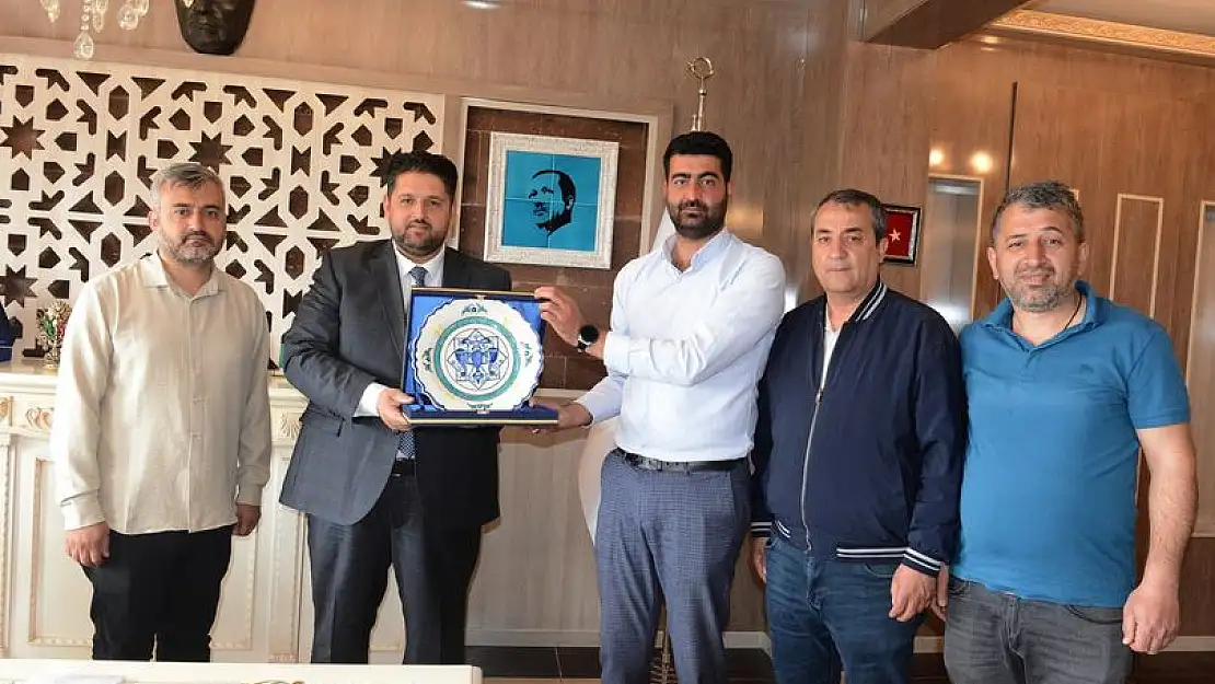 Ahlat Halk Eğitimi Merkezi Çalışanları Belediye Başkanını Ziyaret Etti