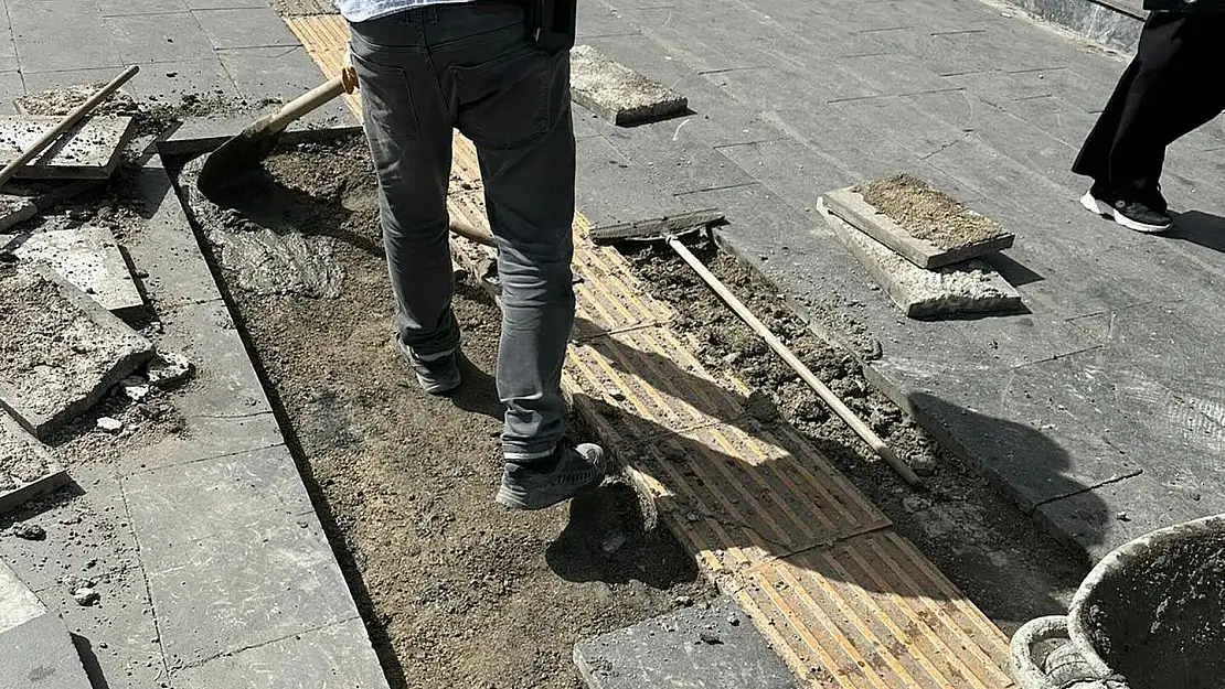 Tatvan Belediyesi, Cumhuriyet Caddesi Kaldırımlarını Onarıyor