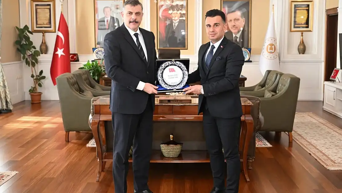 Erzurum'da Şehitlere Vefa Projesi Kapsamında Çini Plaket Takdimi