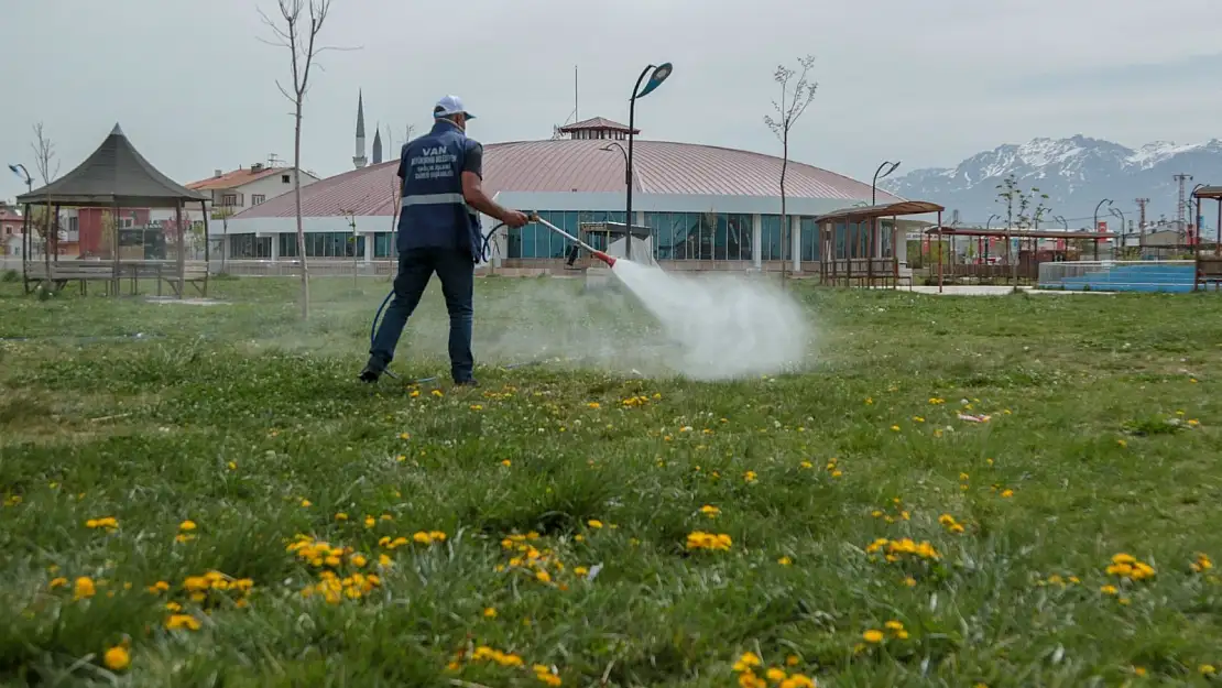 Van Büyükşehir Belediyesi ilaçlama çalışmalarını sürdürüyor