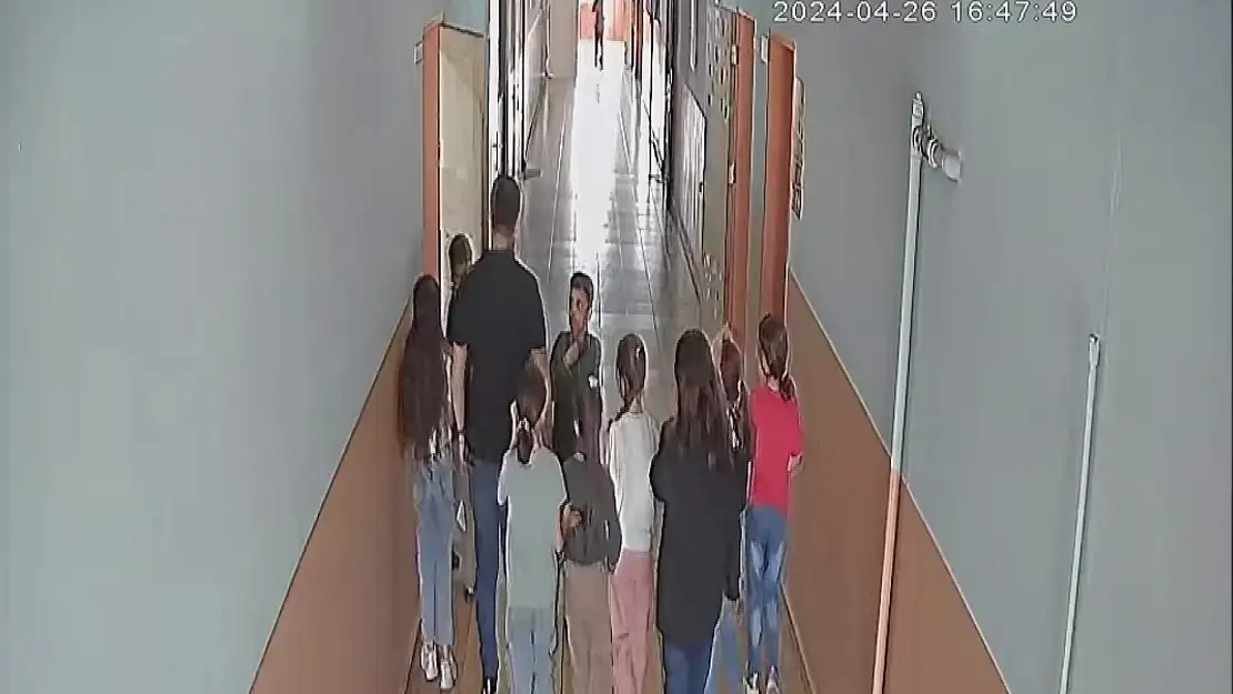 Boğazına yiyecek kaçan öğrencisini Heimlich manevrasıyla kurtardı