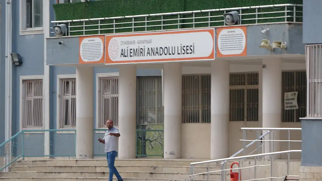 Diyarbakır'da okul müdürüne öğrencisinden bıçaklı saldırı