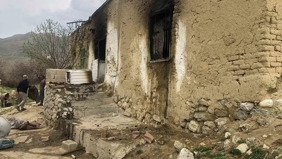 Başkale'de ev yangını