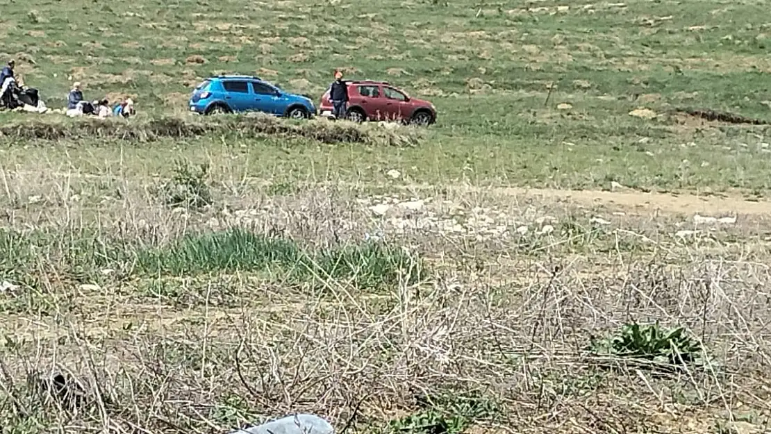 Ağrı'da Baraj yolu piknikçilerle doldu