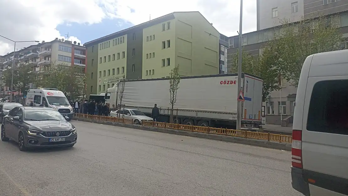 Direksiyon hakimiyetini kaybeden sürücü tır ile refüj arasında sıkıştı