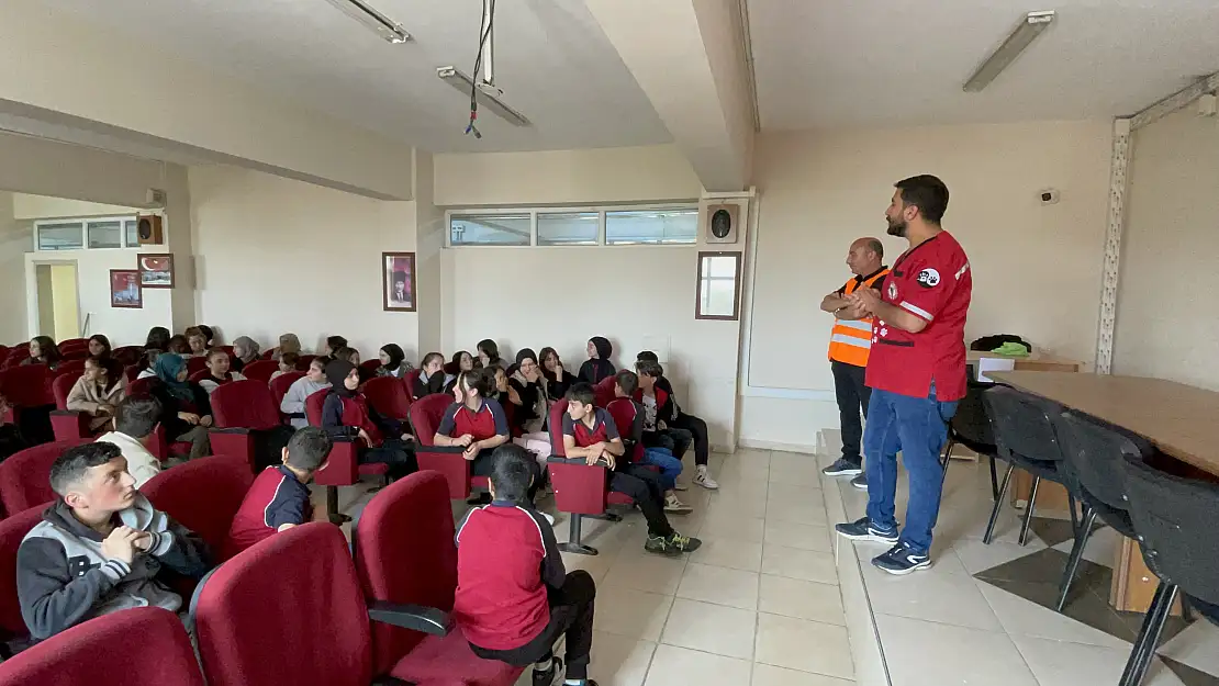 Tatvan'da gönüllü veterinerlerden öğrencilere 'hayvan sevgisi' eğitimi