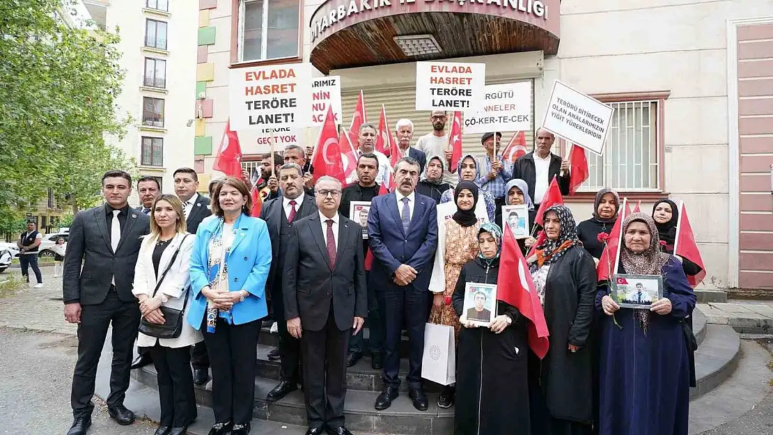 Bakan Tekin'den evlat nöbetindeki annelere ziyaret
