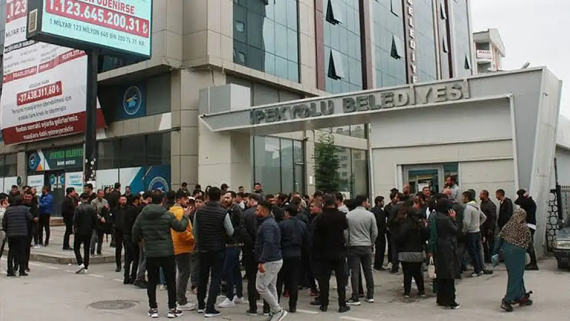 Van'da belediyeden çıkarılan işçiler adına basın açıklaması yapıldı