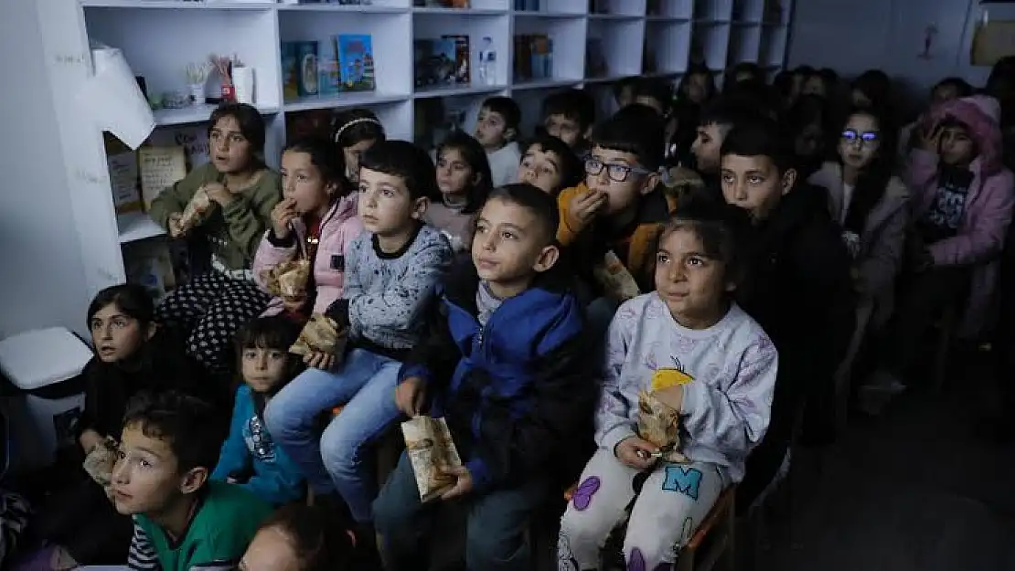 Bitlis'te köy okulunda eğitim gören öğrencilere sinema etkinliği