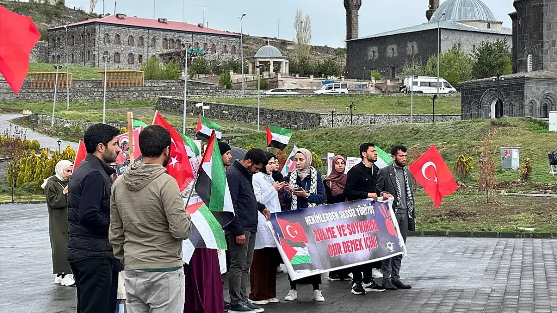 Kars'ta sağlık personelleri İsrail'in saldırılarını 'sessiz yürüyüş'le kınadı