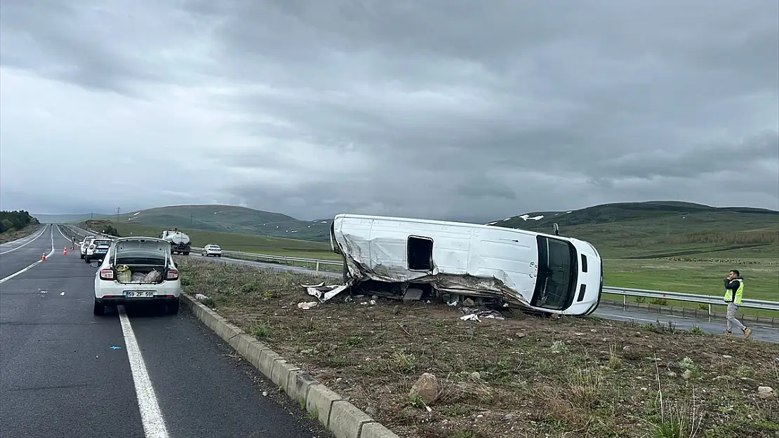 Ardahan'da öğrenci servisi devrildi: 1 ölü 13 yaralı