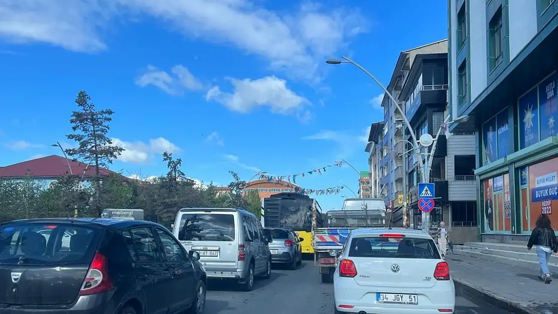 Ağrı Valiliği kavşağında trafik çilesi