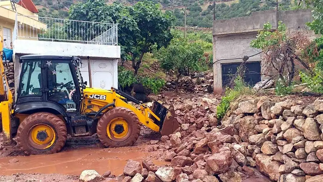 Heyelan nedeniyle kapanan yollar ulaşıma açıldı