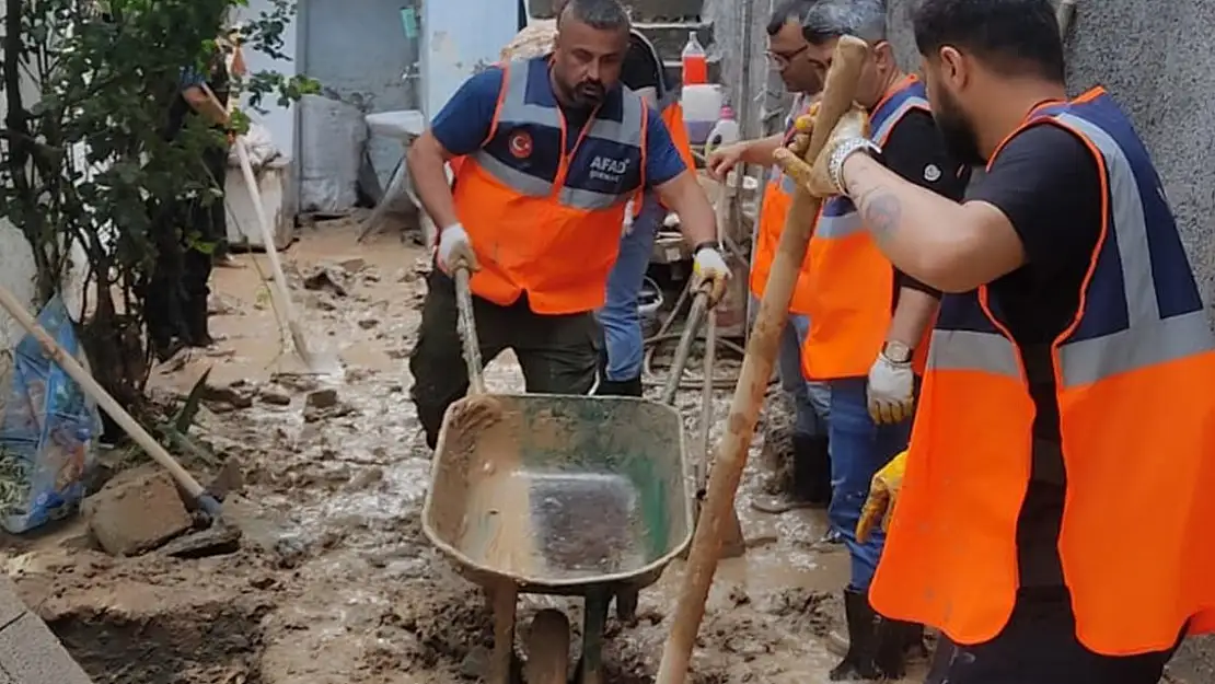 AFAD gönüllüleri, Cizre'de sel felaketinin yaralarını sarıyor