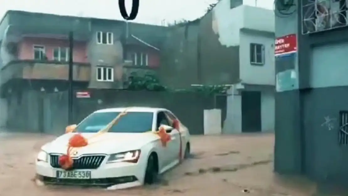 Gelin arabası sel sularının ortasında kaldı