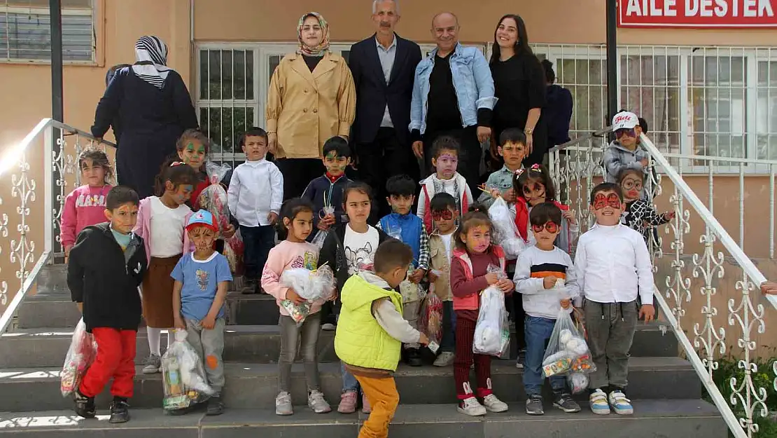 Zorluklarla öğretmen olan Tümay, Malazgirt'te çocukları sevindirdi