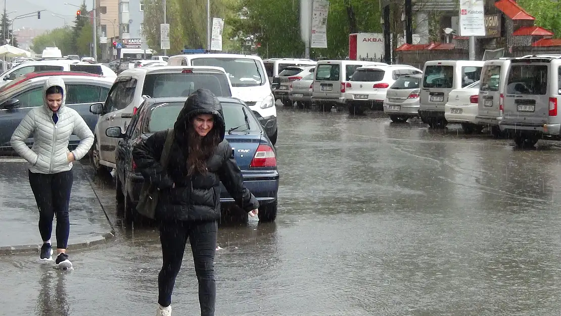 Kars'ta caddeler göle döndü