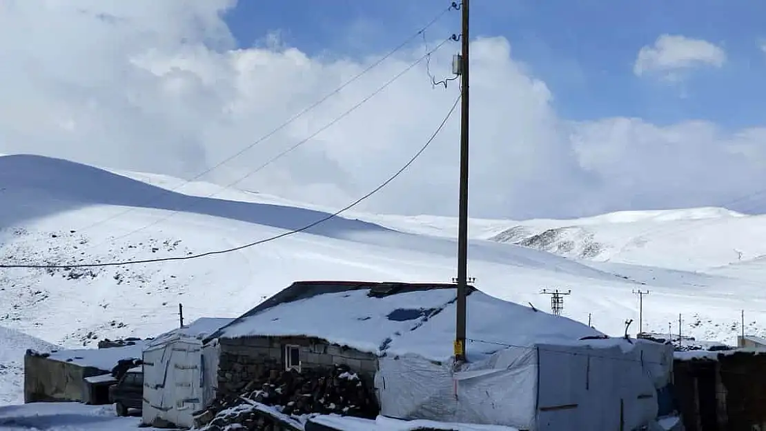 Ağrı'nın köylerinde kar var
