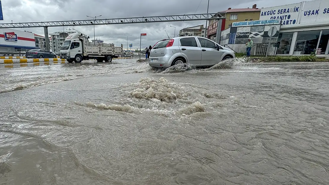Van'da yollar taştı