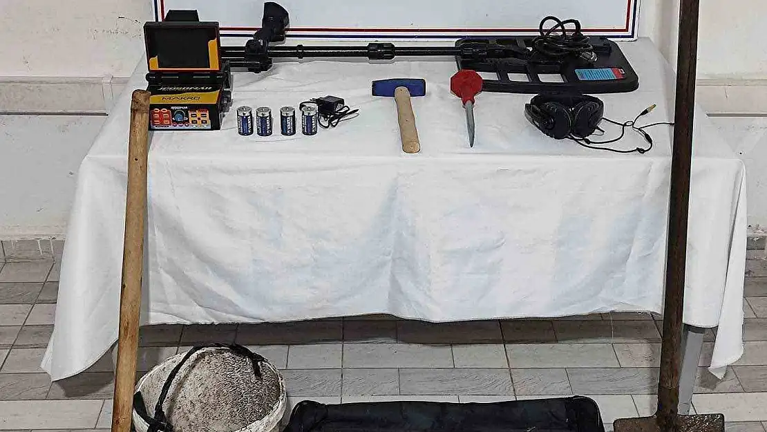 Mezarlıkta define arayan 3 kişi fotokapana yakalandı
