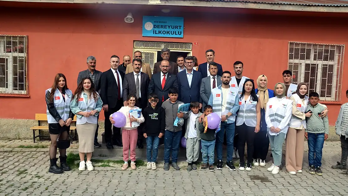 Muş'ta köy okulundaki öğrencilere gönüllülerden tablet hediyesi
