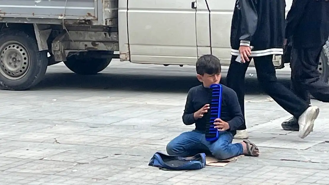 Okulda Öğrendiği Melodikayı Sokakta Çalarak Para Kazanıyor