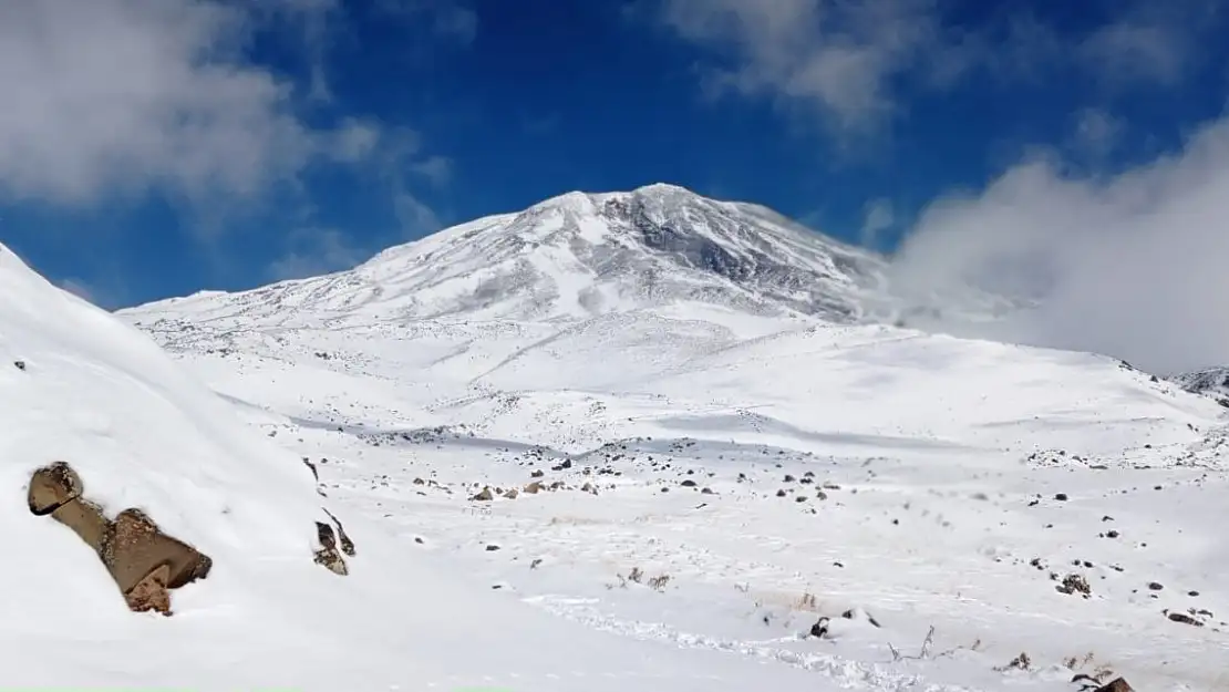 Ağrı Dağı'nın Etekleri Beyaza Büründü