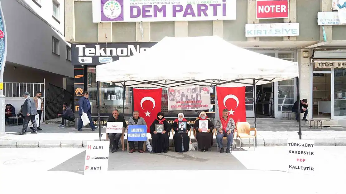 PKK tarafından kaçırılan çocukların aileleri oturma eylemine devam ediyor