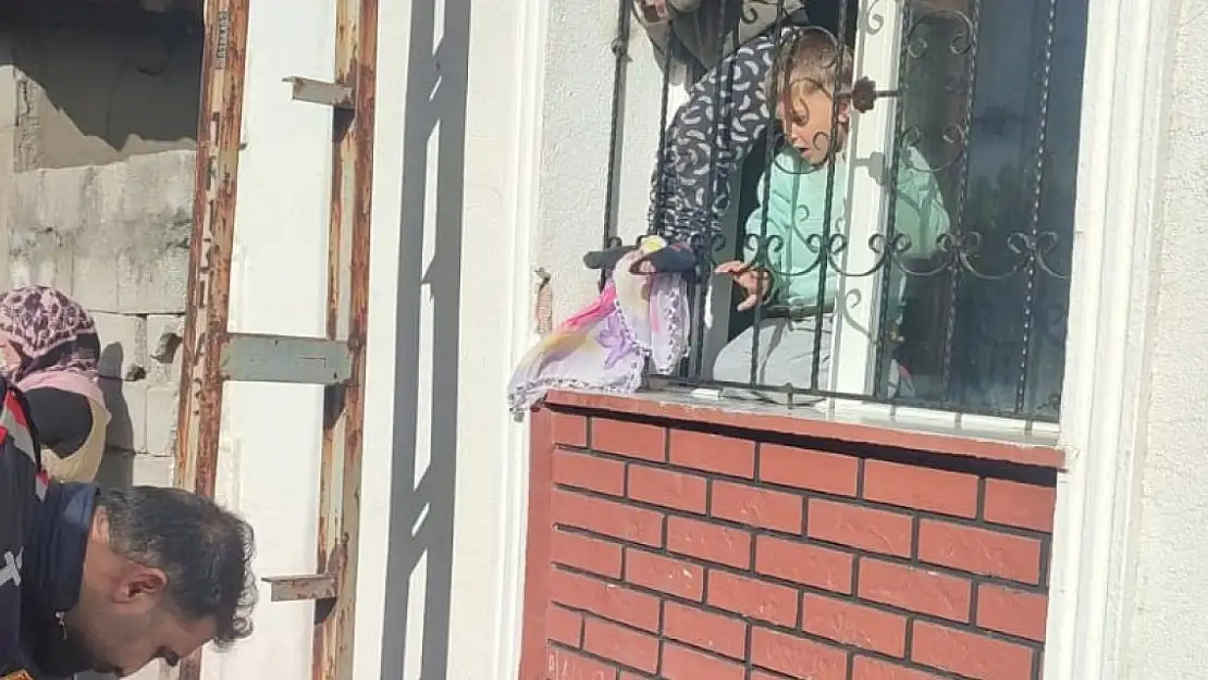 Kafası korkuluklara sıkışan çocuk kurtarıldı