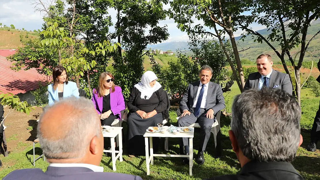 Bitlis Valisi gazi ve şehit ailelerini ziyaret etti