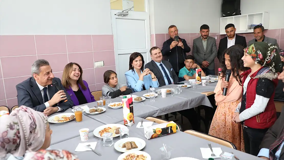 Bitlis Valisi Karaömeroğlu öğrencileri kırmadı