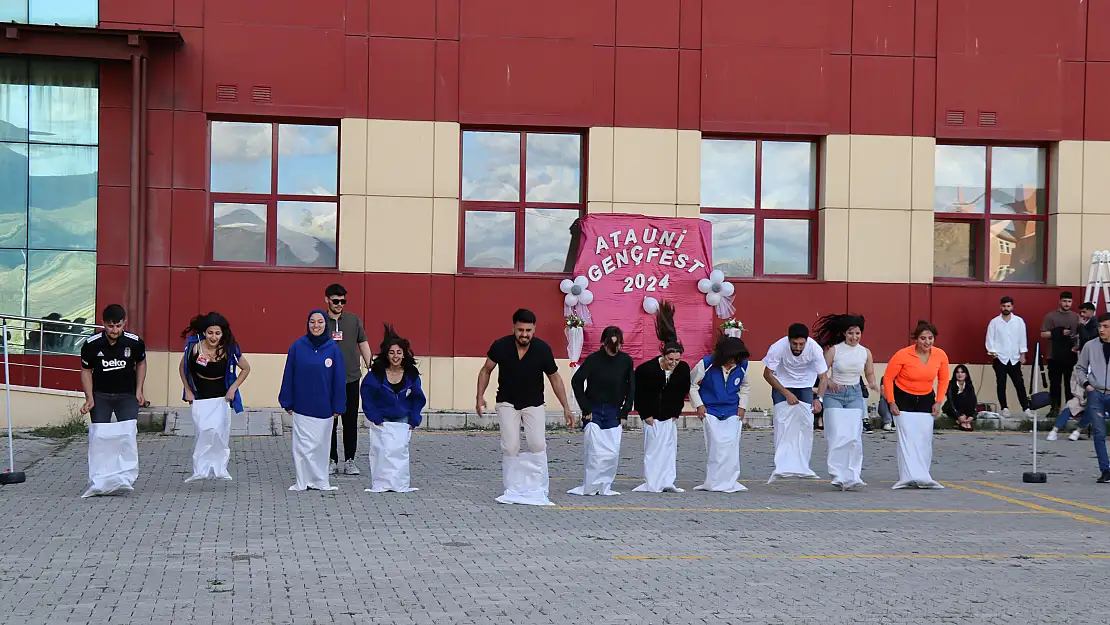 Gençlik Festivalinde renkli görüntüler
