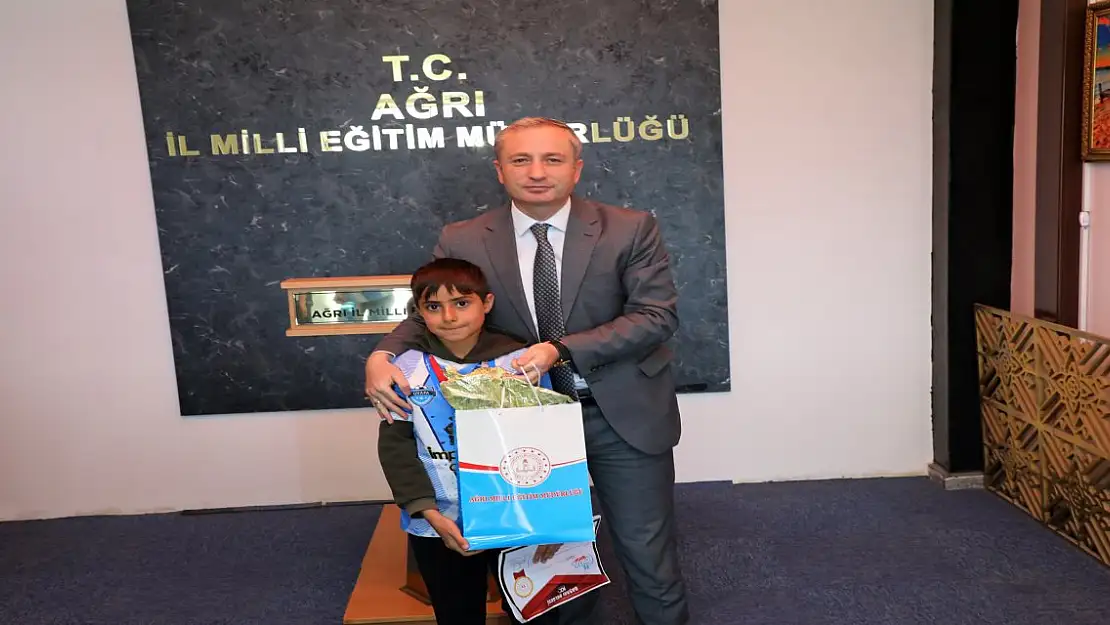 Ağrı'da Milli Eğitim Müdürü başarılı öğrencileri tebrik etti