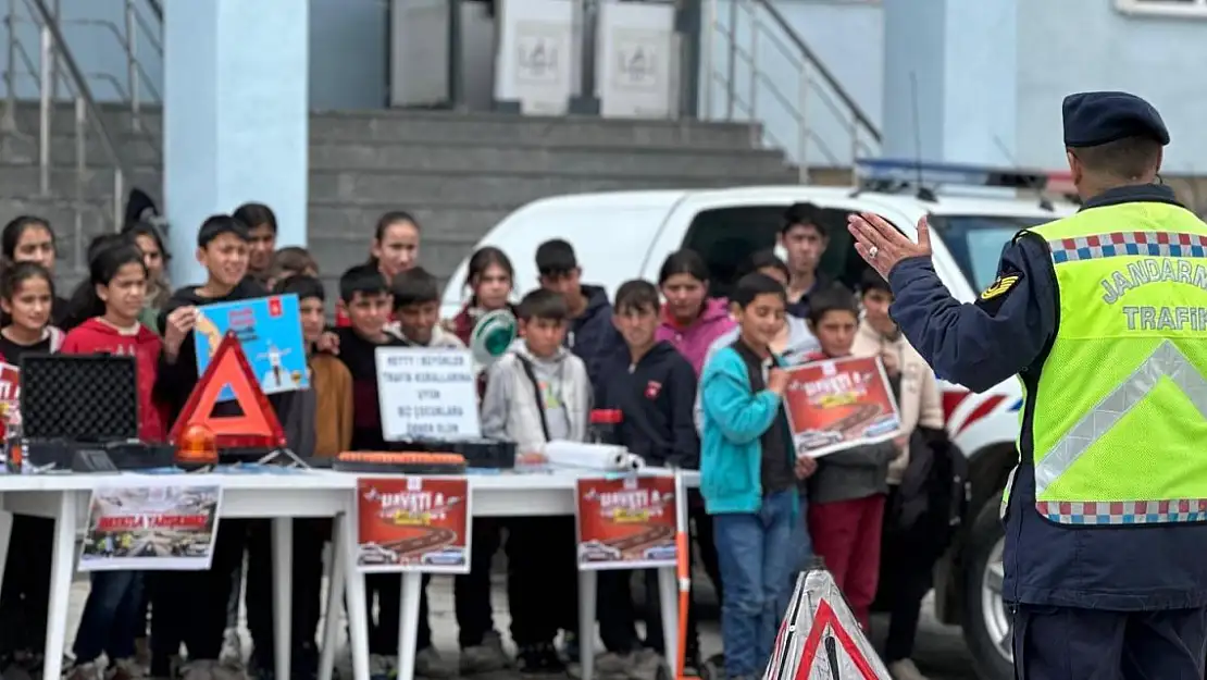 Jandarma anlattı öğrenciler dinledi