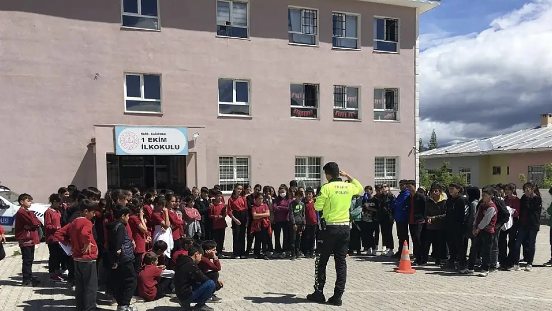 Kars'ta öğrencilere trafik eğitimi