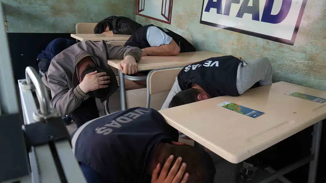 Muş'ta Asrın Felaketini simülasyon tırında yaşadılar