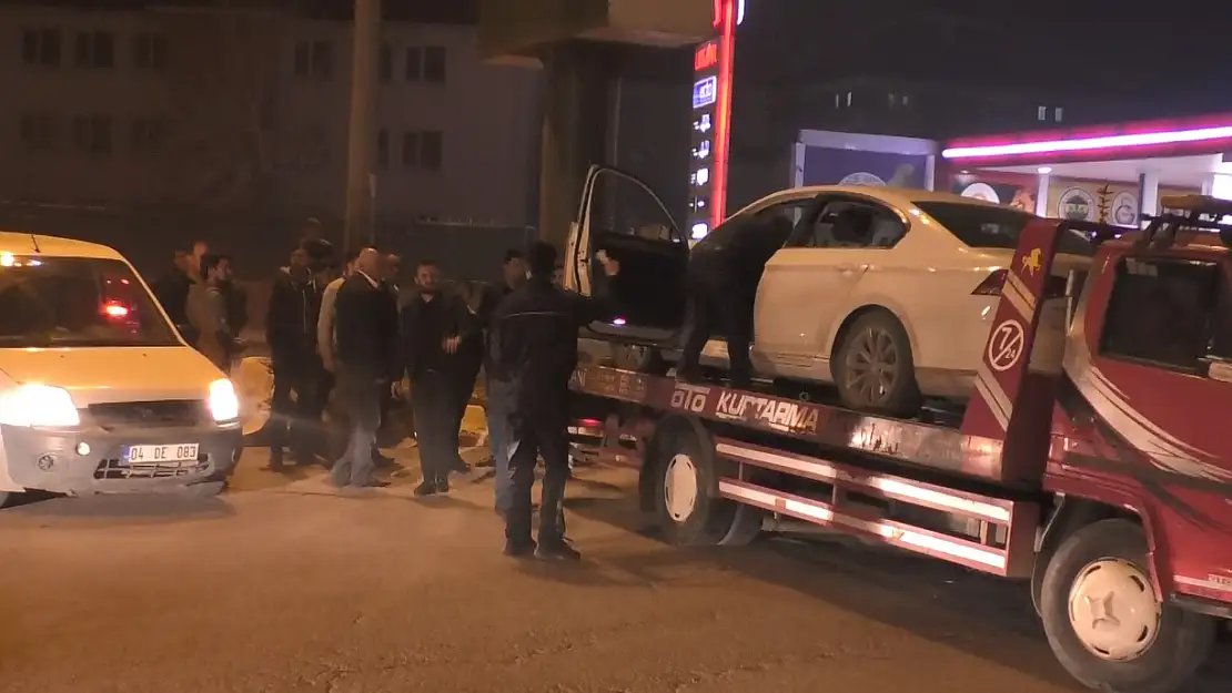 Ağrı'da otomobil refüje çıktı: 1 yaralı