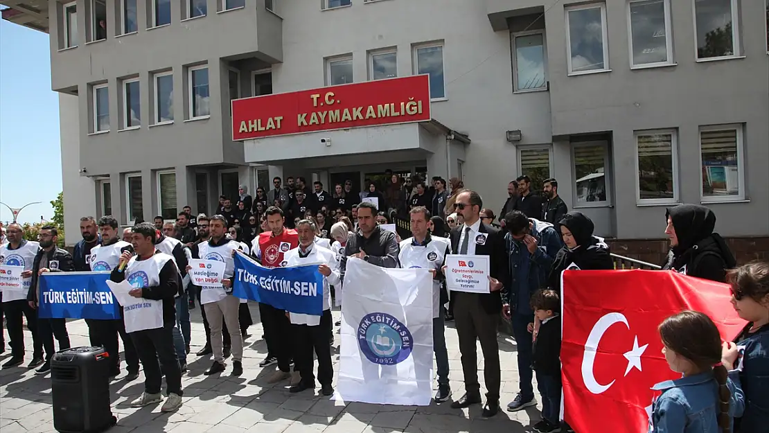 Bitlis'te okul müdürünün öldürülmesi protesto edildi