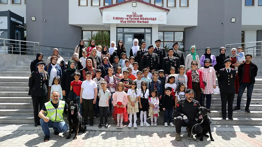 Muş'ta kadın komutanlardan Anneler Günü etkinliği