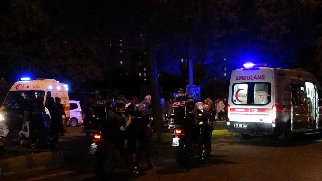 Diyarbakır'da 3 otomobil birbirine girdi
