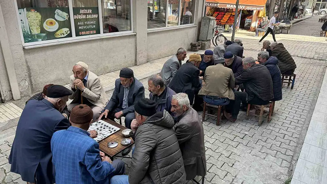 Bu kahvehanede 7'den 70'e herkes satranç oynuyor